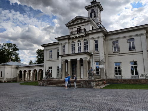Astravas Herrenhaus Birzai Vorderseite