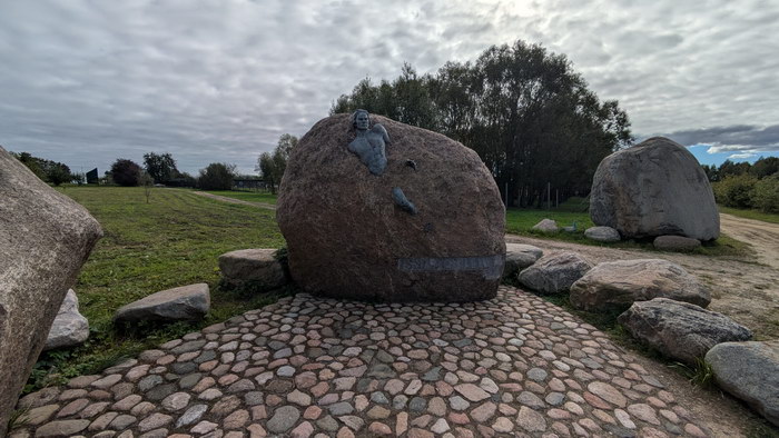 Bistrampolis Steinstrasse Mann kommt aus dem Fels