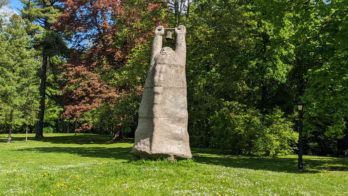 Raudondvaris Statue im Park