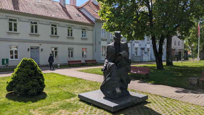 Hugo Scheu Museum Statue von Hugo Scheu vor dem Museum