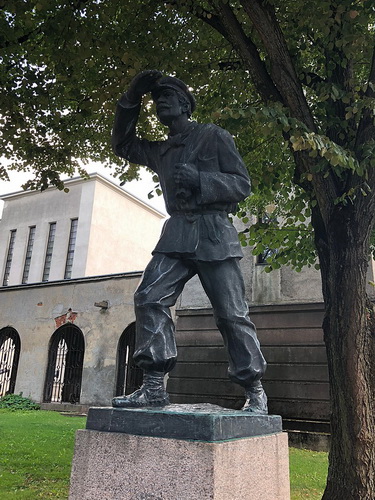 Buechertraeger Litauen Kaunas Denkmal