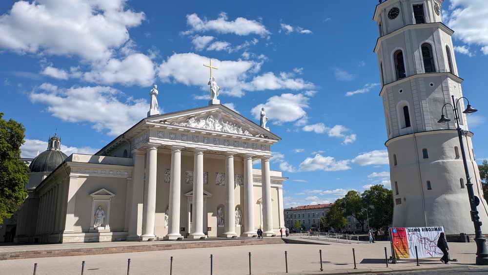 Kathedrale Vilnius Haupteingang und Glockenturm