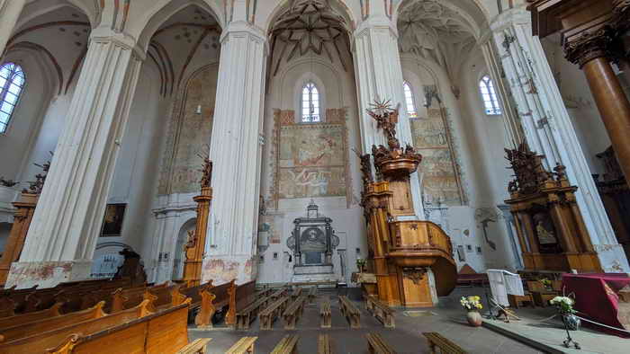 Bernhardiner Kirche Säulen und Fresken