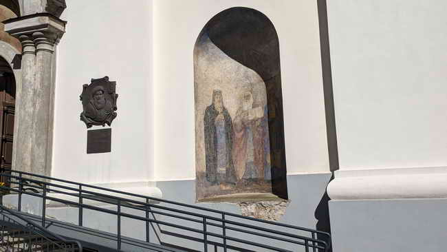Dreifaltigkeitskirche Malereien von Heiligen am Eingang
