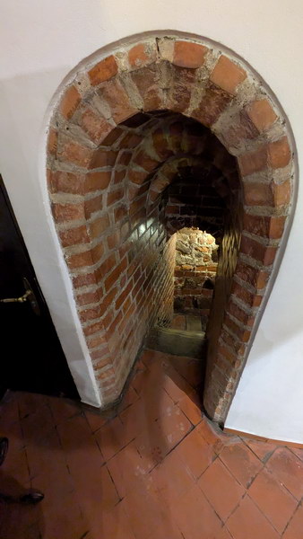 Eingang Lokys zum Kellerrestaurant