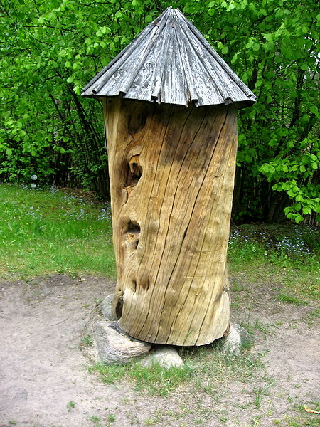 Bienenstock im Baum Lettland